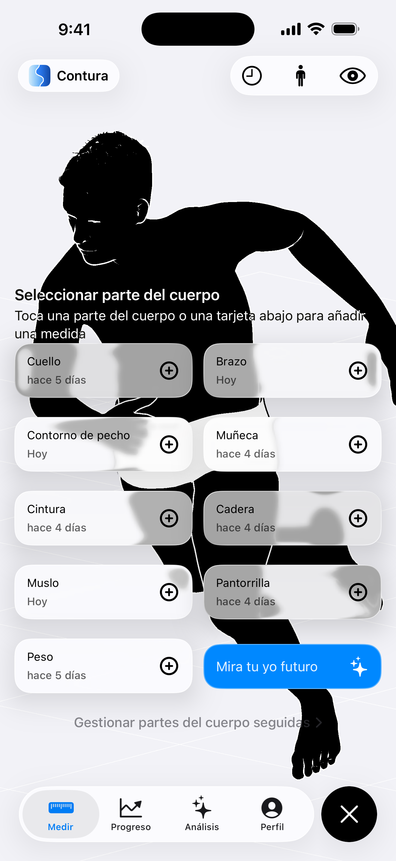 Interfaz de seguimiento de medidas corporales en la aplicación Contura para iOS, que muestra la silueta 3D de un hombre atlético en pose de corredor, superpuesta con tarjetas interactivas para registrar circunferencias de cuello, pecho, cintura y muslos, y un botón de predicción del futuro.